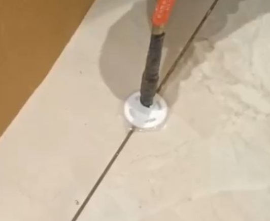 天柱瓷砖空鼓维修公司专业解答瓷砖在铺贴过程中，如果没有涂抹均匀到位的粘结材料（如水泥砂浆或瓷砖胶），可能会导致以下问题