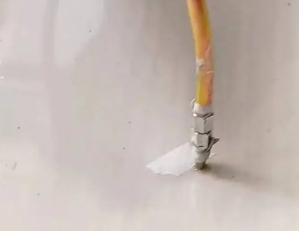 天柱瓷砖空鼓维修公司专业解答在瓷砖铺贴过程中，如果使用的砂料过粗（如全部使用了粗砂），可能会导致以下问题
